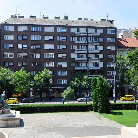 - Museum View Budapeszt